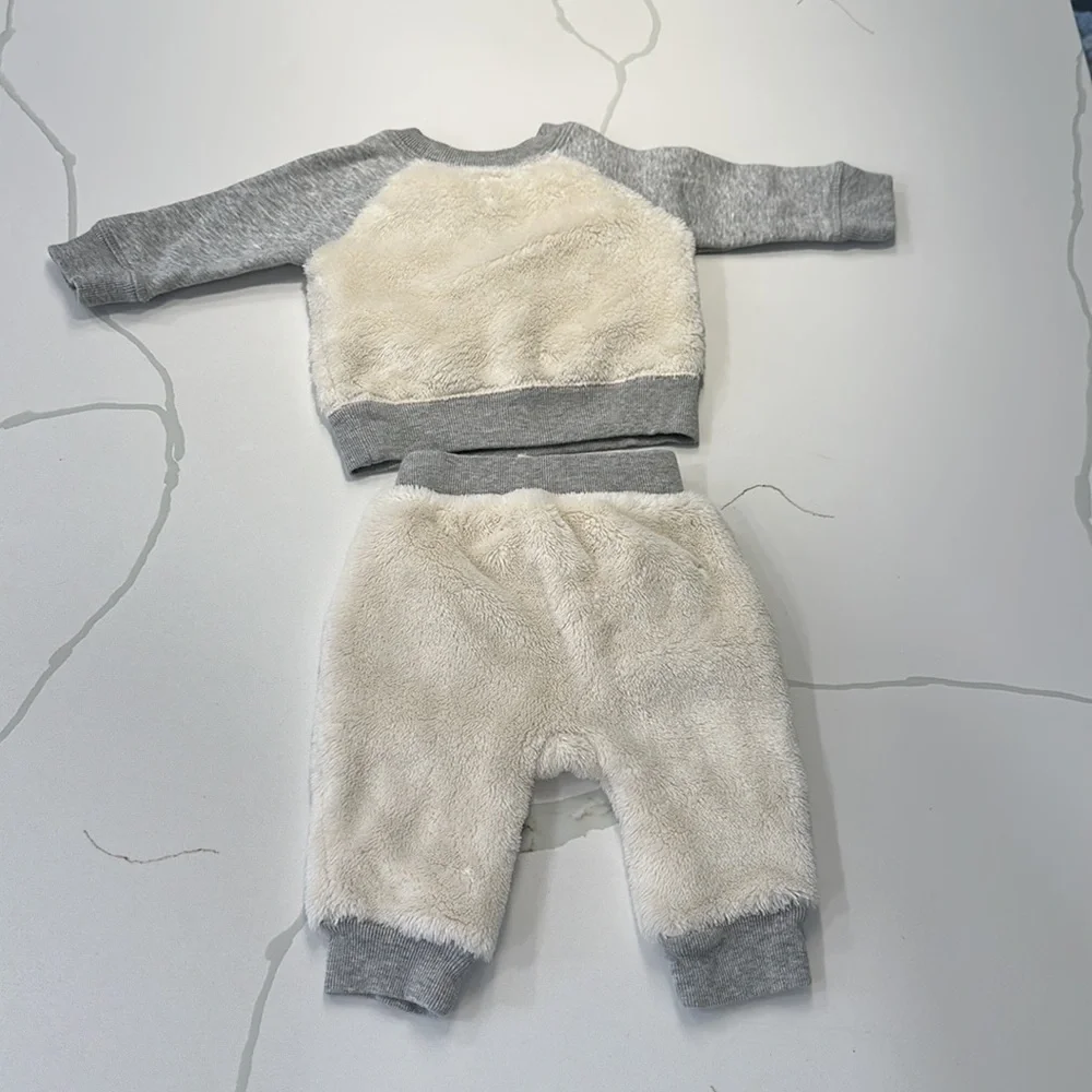 Gap baby teddy bear joggers & sweatshirt gray & white cream size 3-6 months 🤍🩶
